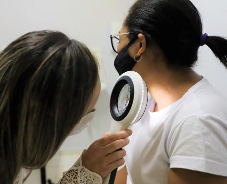 Agentes de saúde e de combate a endemias recebem consultas de prevenção ao câncer de pele gratuitas
