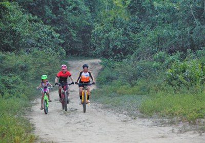 Bons exemplos: Menina da zona rural ganha bicicleta por sonhar ao ver ciclistas nas estradas
