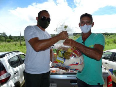 Em Araguaína, Prefeitura entrega cestas básicas a moradores de assentamentos