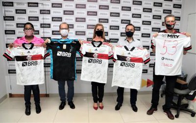 Leilão solidário de camisas oficiais do Flamengo autografadas por jogadores vai até dia 20 em Araguaína