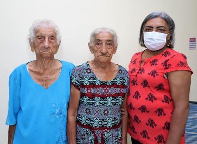 Mãe, filha e neta são vacinadas contra covid-19 e contam sobre experiência única