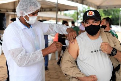 Mais de 700 profissionais de segurança e idosos com 65 anos são vacinados contra covid