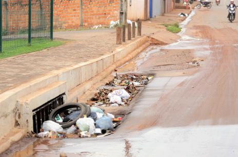 Mais de três toneladas de lixo são retiradas de bueiros em Araguaína todos os dias
