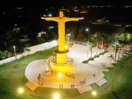 Monumento do Cristo de Araguaína ganha iluminação em homenagem ao Maio Amarelo