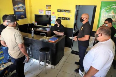 Prefeitura orienta moradores e comerciantes sobre obra de implantação de calçadas com acessibilidade na Av. Cônego João Lima