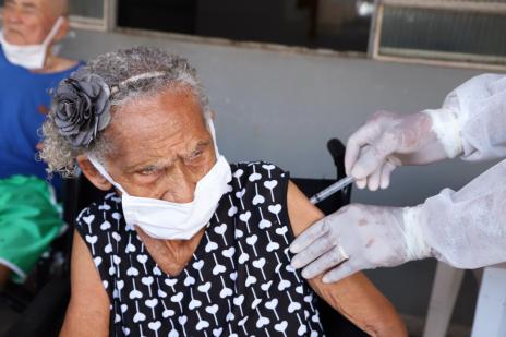 Prefeitura segue vacinação nas UBS de referência e casas de acolhimento de idosos