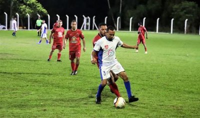 Programação de aniversário de Araguaína inicia com entrega de iluminação de LED em campo de futebol