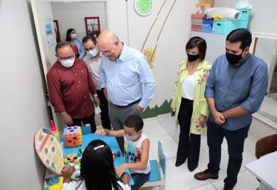 Referência nacional, Clínica-Escola Mundo Autista é apresentada ao ministro da Educação