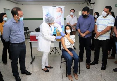Técnica em enfermagem é a primeira a receber a dose da vacina contra covid em Araguaína