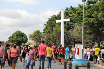 Tradição do Dia de Finados é mantida com homenagens e fé em Araguaína