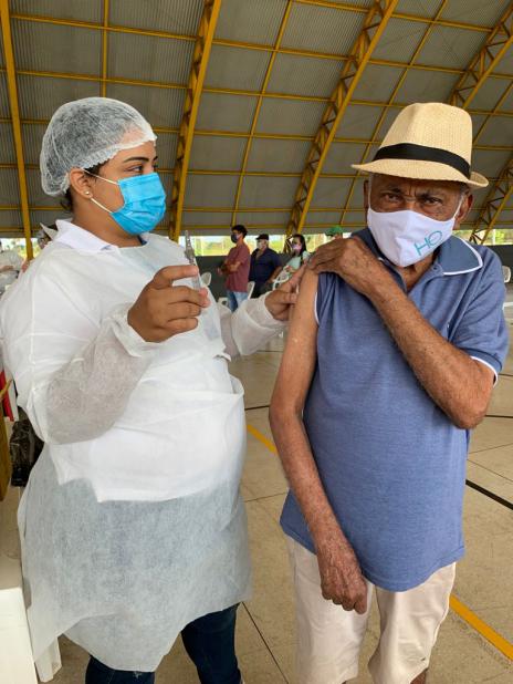 “Um filho morreu de sarampo e sabemos a importância de se imunizar”, conta idoso de 100 anos que tomou 3ª dose da vacina contra a covid-19