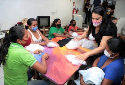 Venezuelanas refugiadas iniciam cursos profissionalizantes em Araguaína