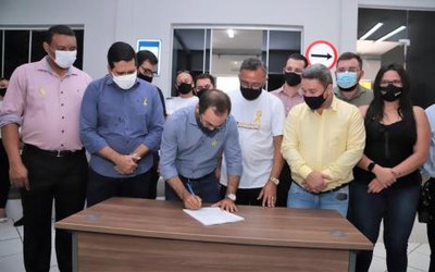 Wagner entrega projetos de lei a vereadores para implementar a Guarda Municipal