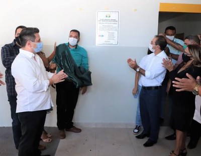 Wagner inaugura reconstrução de escola em bairro e afirma: "São nossos impostos sendo devolvidos para a população"