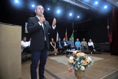 Wagner ministra palestra sobre administração pública para prefeitos