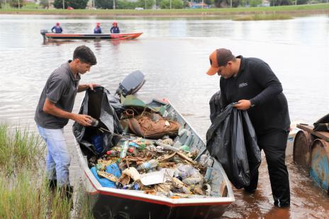 Ação de limpeza retira mais de 2 toneladas de lixo do Lago Azul