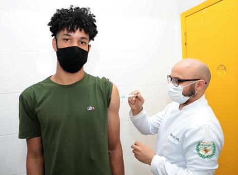 Araguaína inicia aplicação da terceira dose da vacina contra covid para adolescentes