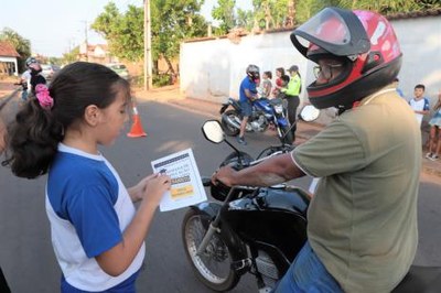 ASTT realiza blitzen educativas e palestras para conscientização de um trânsito mais seguro