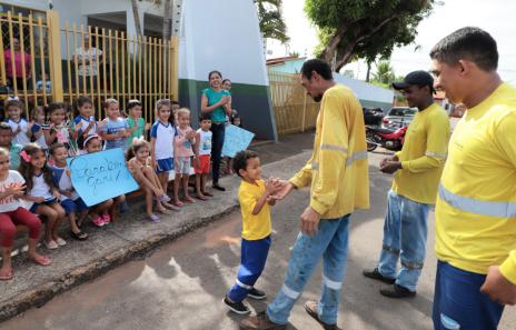 Bons exemplos: “Quem mais gosta da gente são as crianças”, afirma gari ao receber homenagem em Araguaína