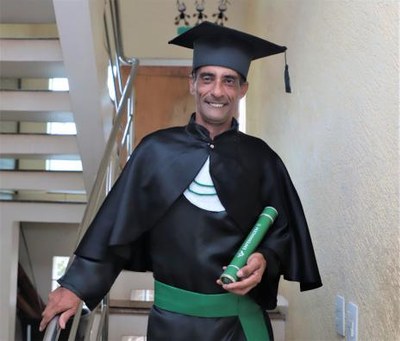 CAPS AD de Araguaína realiza formatura para ex-morador de rua ao concluir curso de técnico em enfermagem