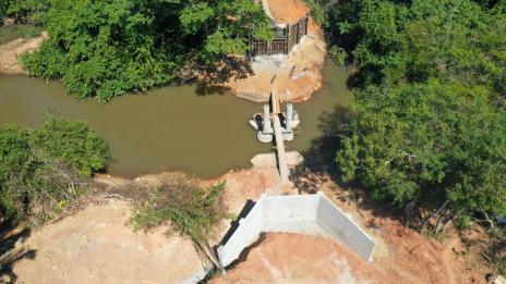 Construção de ponte com 28 metros sobre o Ribeirão Gurgueia em Araguaína tem base concluída