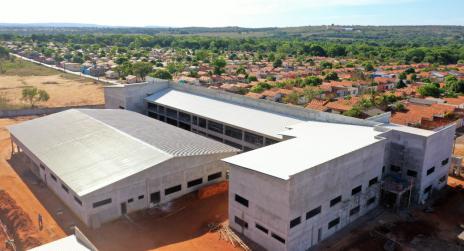 De olho na obra: Escola de tempo integral da Vila Azul avança para fase de acabamento e construção da piscina