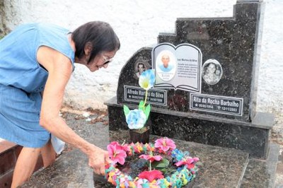 “Estar aqui é uma forma de amor e carinho”, conta viúva que visita o túmulo do seu primeiro e único amor