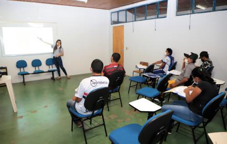 Indígenas venezuelanos recebem capacitação sobre educação financeira em Araguaína