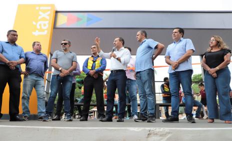 Isenção de taxas para taxistas e mototaxistas foi anunciada durante entrega de obras em Araguaína