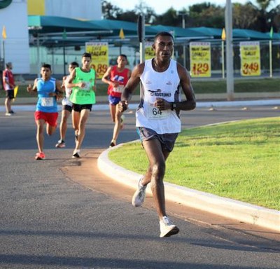 Mais de 700 corredores participam da 30ª Corrida de Rua do Trabalhador de Araguaína