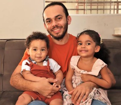 Pais que cuidam: “A gente não pode se ver apenas como pai”, lembra servidor que assume afazeres domésticos