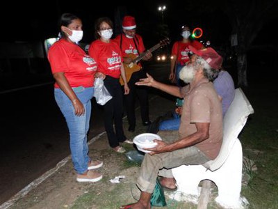 Projeto Natal na Rua atende mais de 40 pessoas em Araguaína
