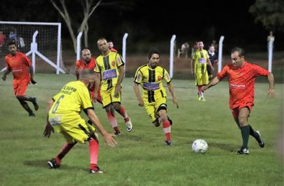 Wagner entrega iluminação de LED do campo de futebol do Distrito Novo Horizonte
