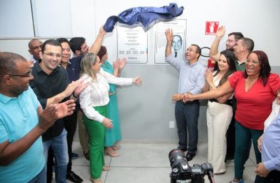 Wagner entrega nova UBS e iluminação LED em campo de futebol em mais dois bairros