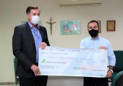Wagner recebe doação do Banco da Amazônia destinada às crianças de Araguaína