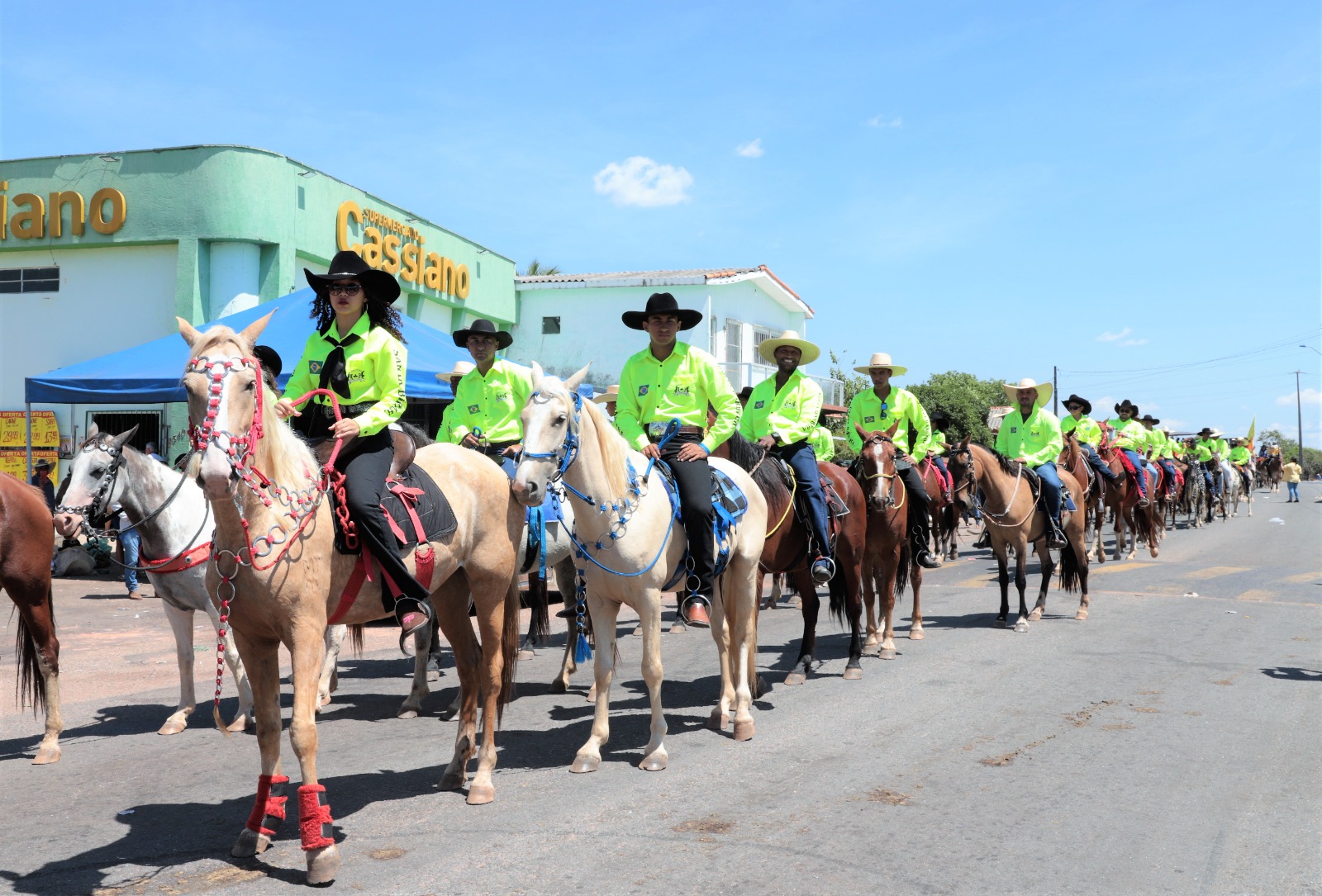 O desfile de cavaleiros e amazonas atraiu centenas de visitantes para o distrito e movimentou a economia local