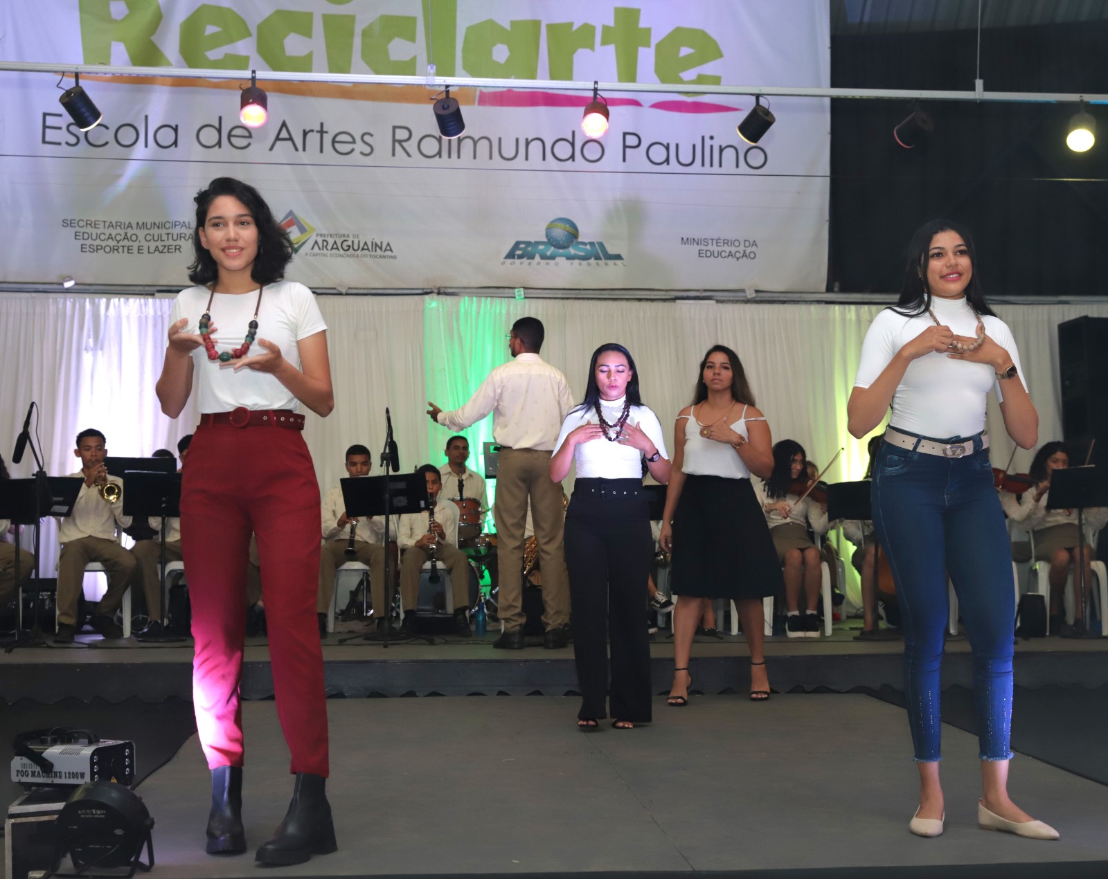 A noite de apresentações levou um desfile de moda com roupas produzidas na escola e biojoias feitas à mão, além de um concerto musical de composições autorais