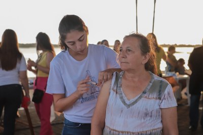 “Bom demais essa ação, aqui é caminho para mim e há dias que eu estava adiando ir tomar as vacinas”, diz moradora