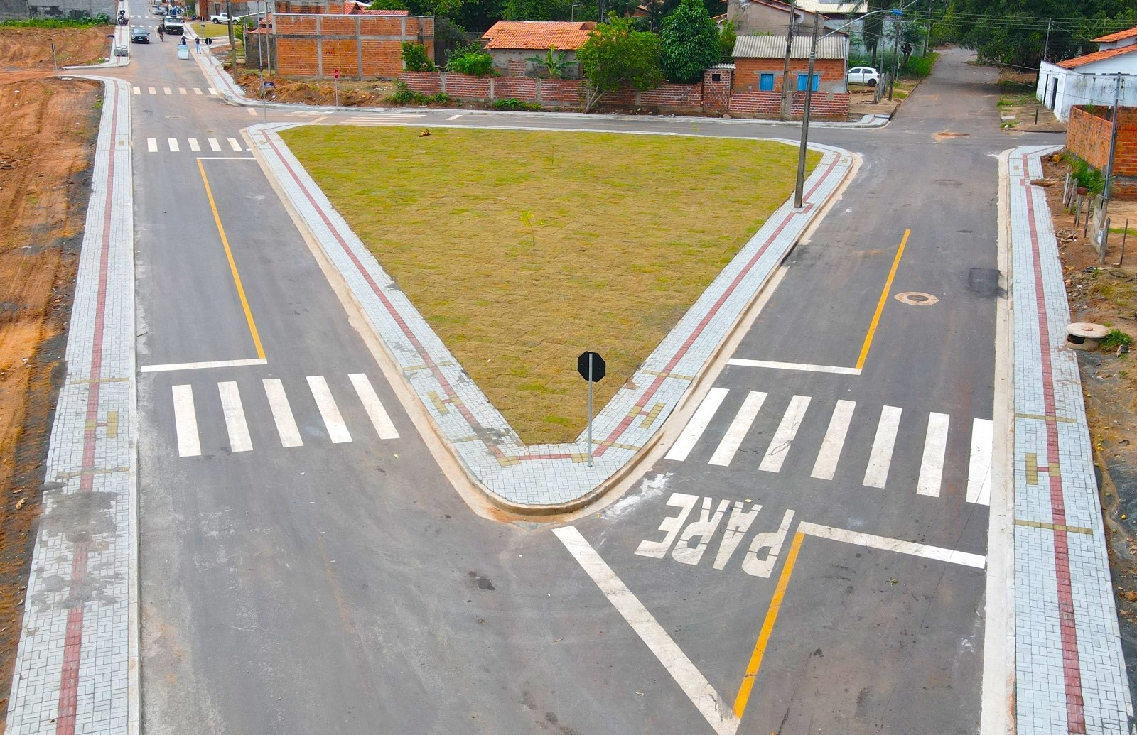 As três vias contam com mais de 300 moradores, que há décadas conviviam com o problema das erosões, bancos de areia, lama e muita poeira. Um dos diferenciais da obra é a rede de drenagem com mais de mil metros de extensão