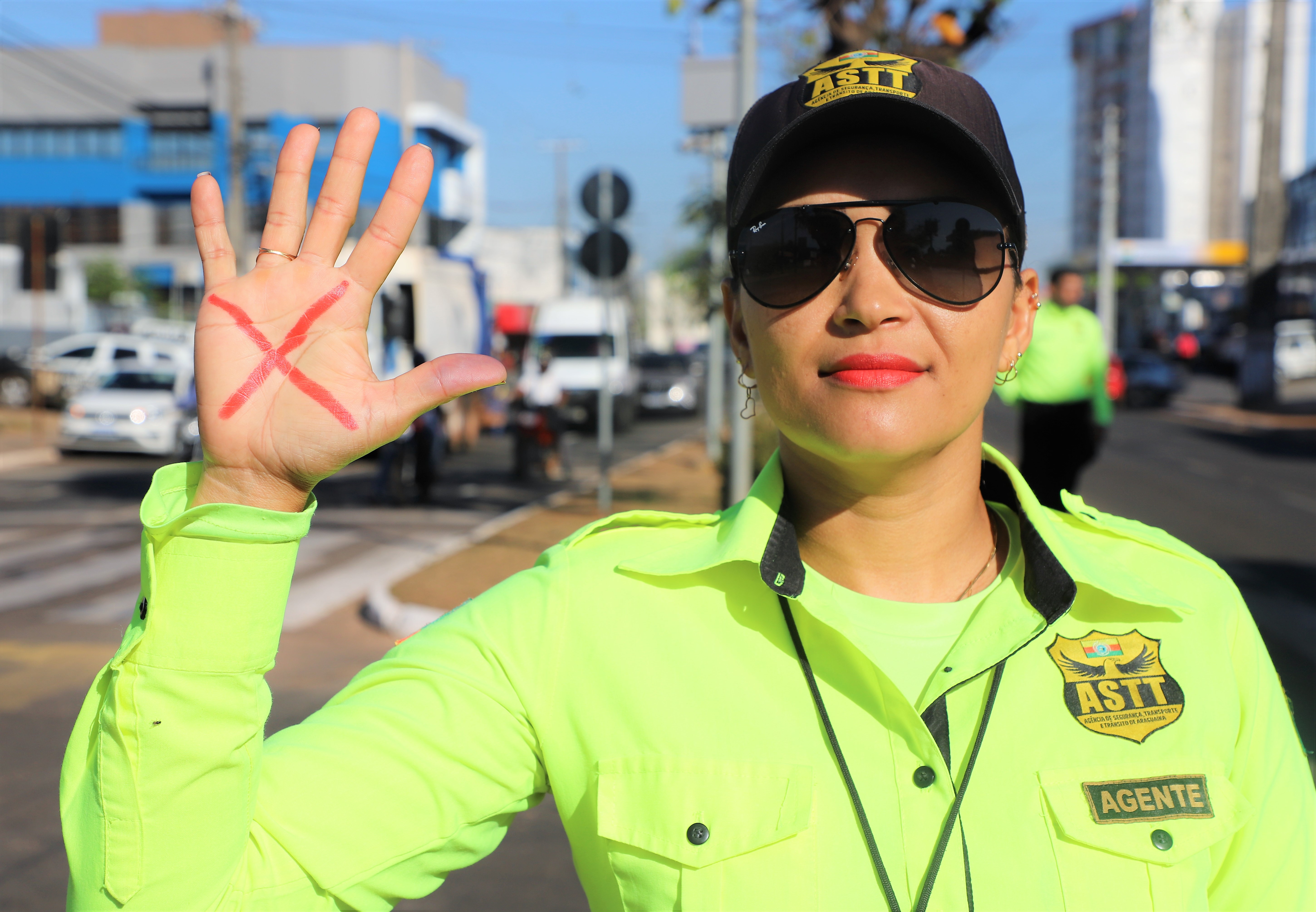 Neste ano, a campanha será focada no diálogo com o público masculino, que ainda é o principal agente agressor. Em 2022, a prefeitura mobilizou servidores para reforçar os sinais para pedir ajuda