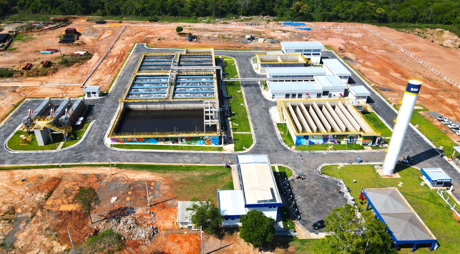 A estação construída pela BRK possui uma tecnologia holandesa no tratamento de esgoto inédita nas regiões norte e nordeste e consegue atender uma população de quase 200 mil pessoas