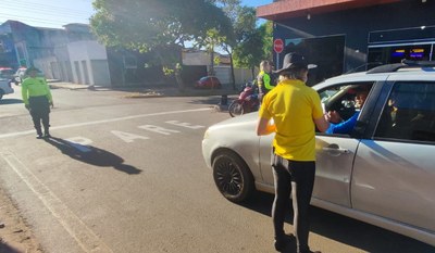 ASTT faz blitz educativa para orientar mudanças no trânsito da Avenida Campos Elísios em Araguaína