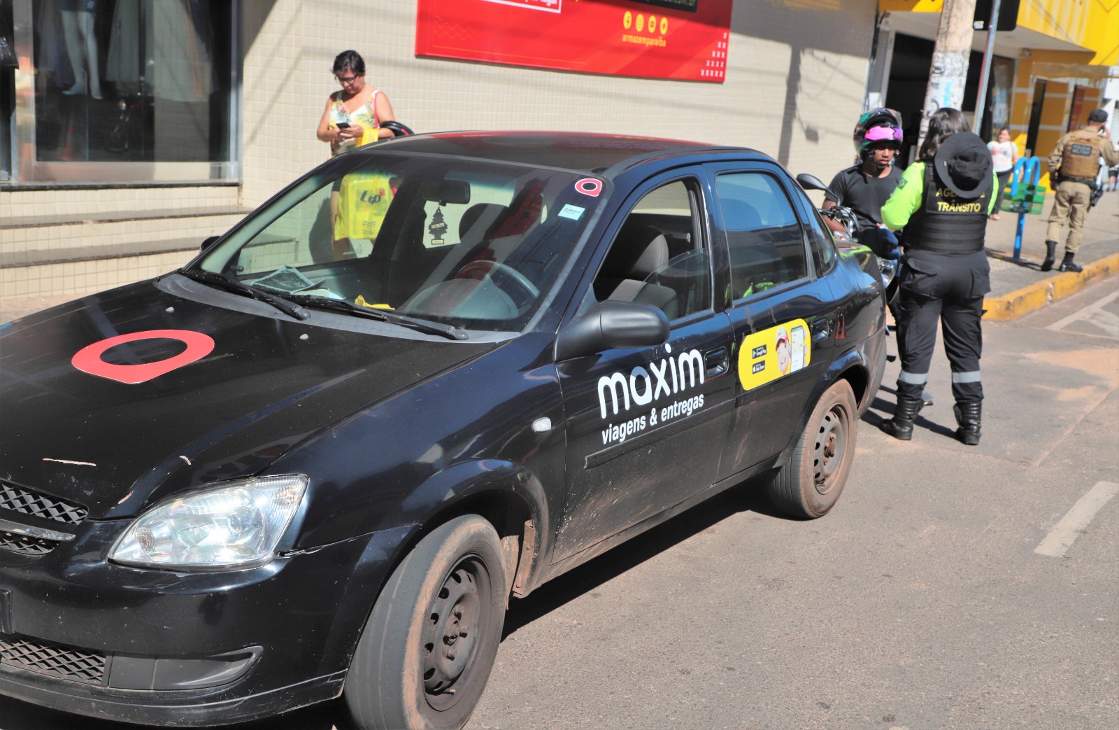 Veículos que apresentaram irregularidades de acordo com o CTB foram autuados e removidos