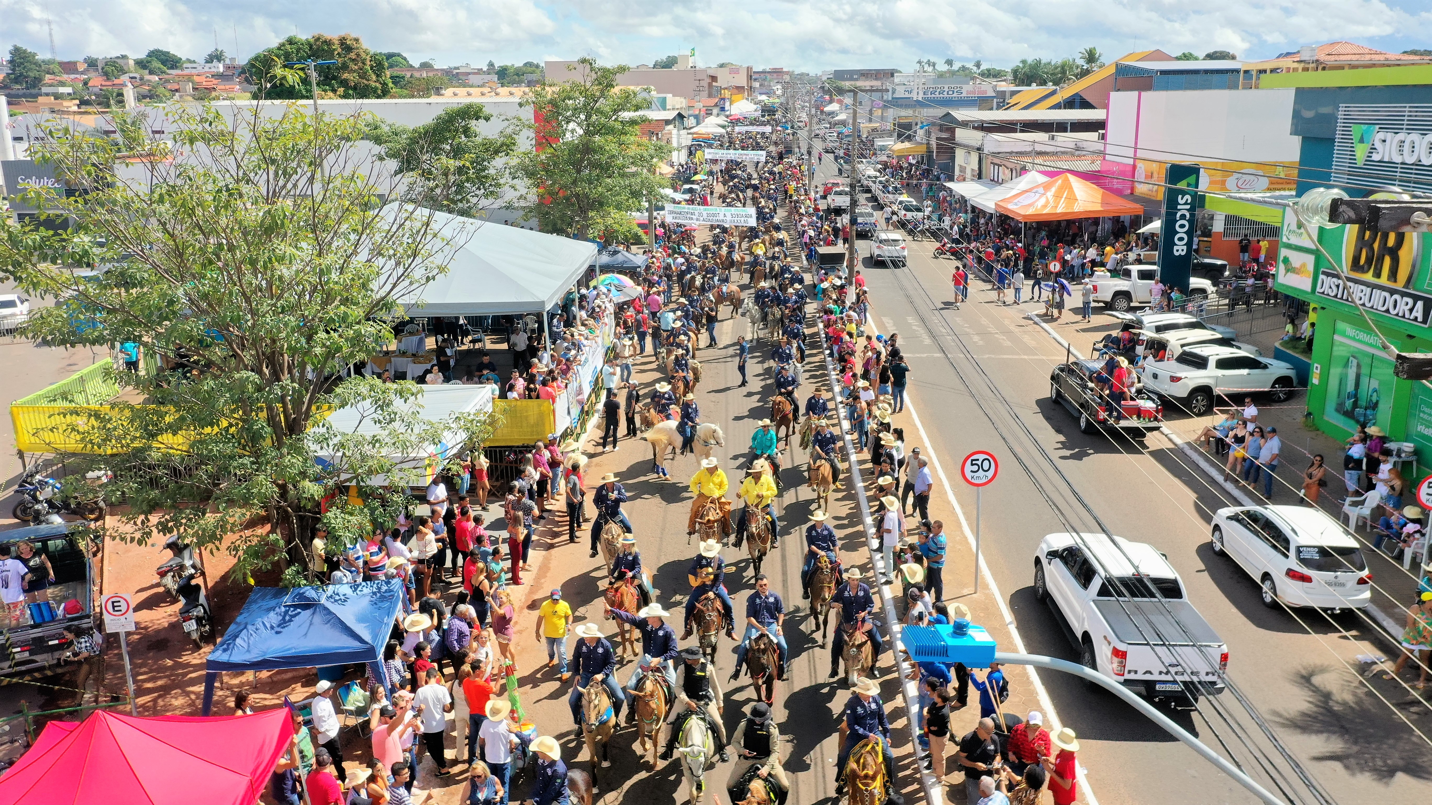 As ruas e avenidas que cruzam com o percurso da Cavalgada devem estar livres e sem interdições por veículos ou estruturas