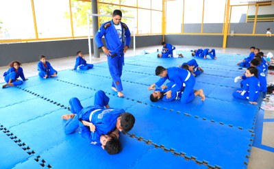 Aulas de jiu-jitsu na Escola do Setor Costa Esmeralda beneficiam mais de 90 alunos