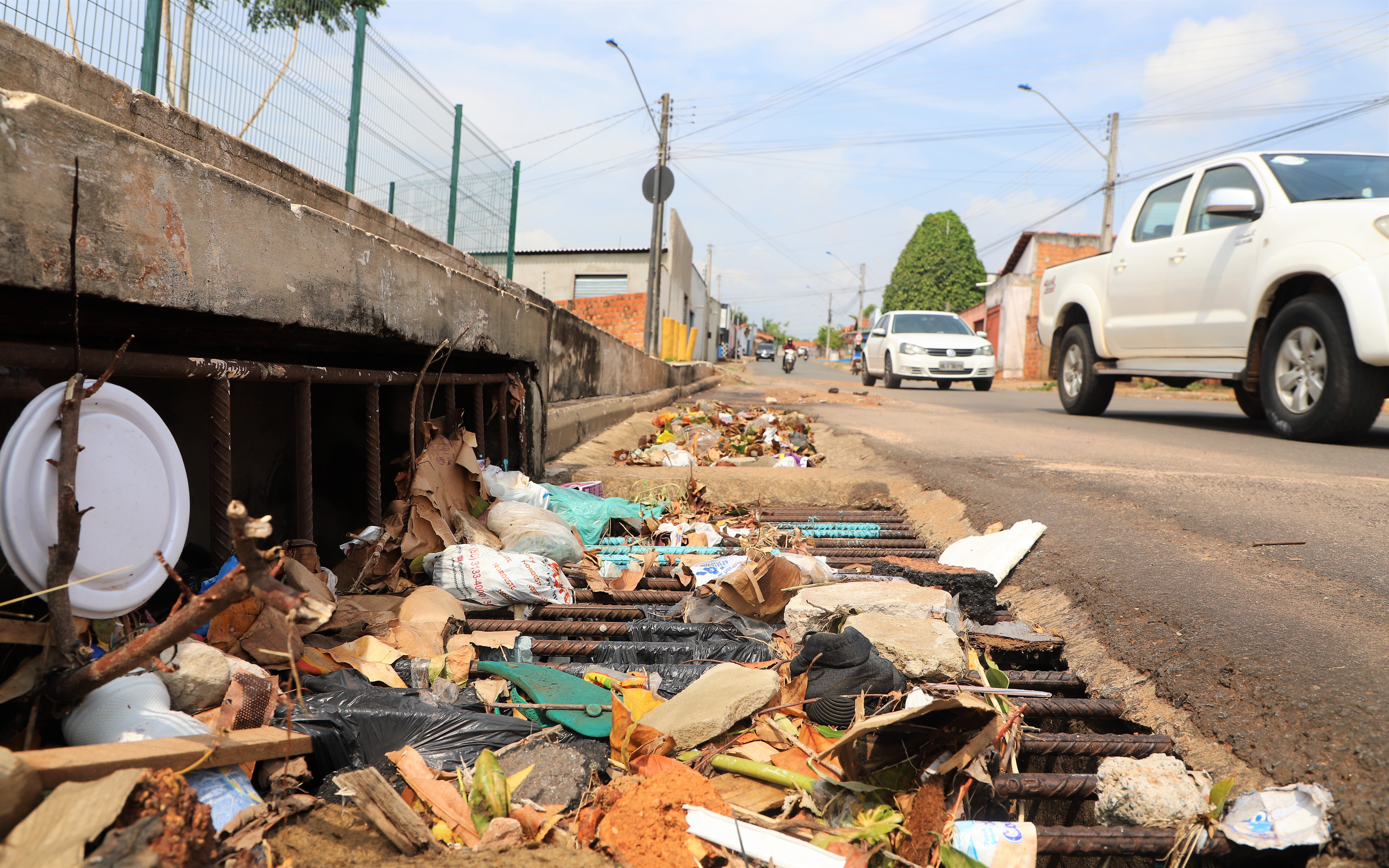 Com a chegada do período das chuvas, o não recolhimento do lixo no tempo previsto em lei pode acarretar no entupimento dos bueiros por causa das enxurradas, que carregam os resíduos
