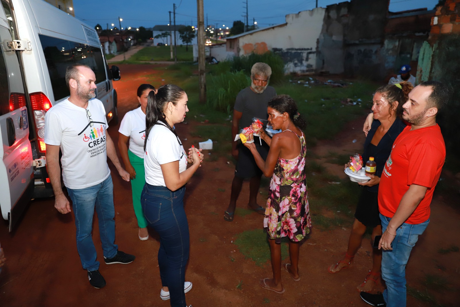 Entre os projetos esteve a 3ª edição do Natal na Rua, momento em que os servidores do CREAS distribuíram marmitex, mini panetones e refrigerantes às pessoas em situação de rua
