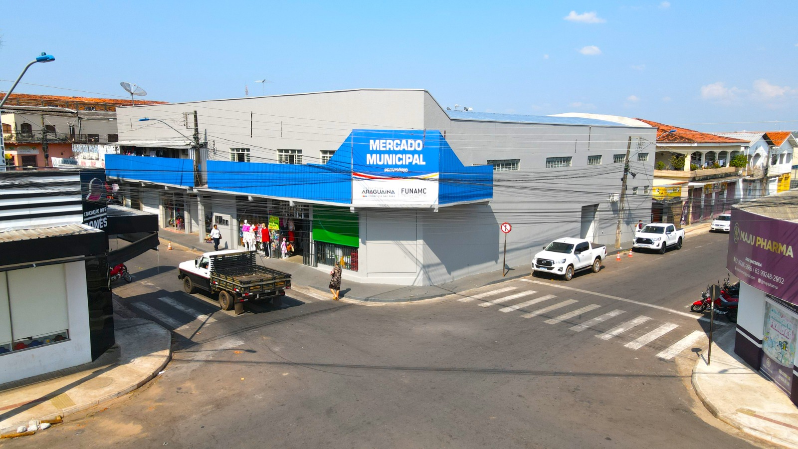 Os comerciantes continuam vendendo seus produtos normalmente. Quem já tinha o hábito de comprar, pode ir até o prédio provisório, que tudo está funcionando. E a prefeitura pede que essa informação seja divulgada amplamente pela população