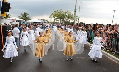 Mesmo debaixo de chuva, Desfile de 7 de Setembro de Araguaína mobilizou cerca de 1.300 participantes e levou três mil pessoas para a Via Lago