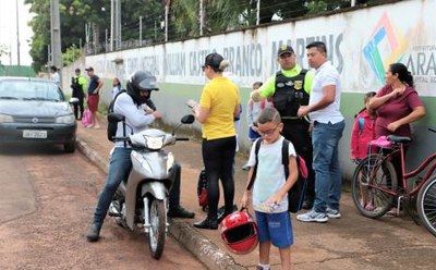 Pais e alunos são orientados sobre cuidados no trânsito durante entrada e saída das escolas